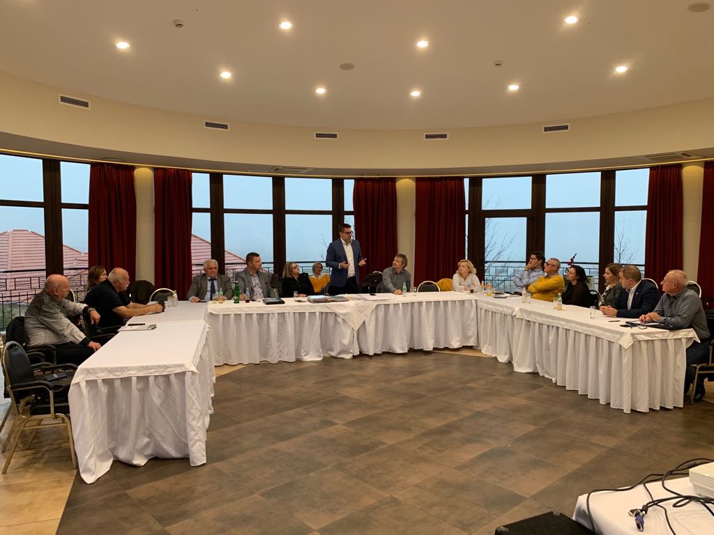 Munkában az elnökség. Varga József elnök épp beszédet tart.